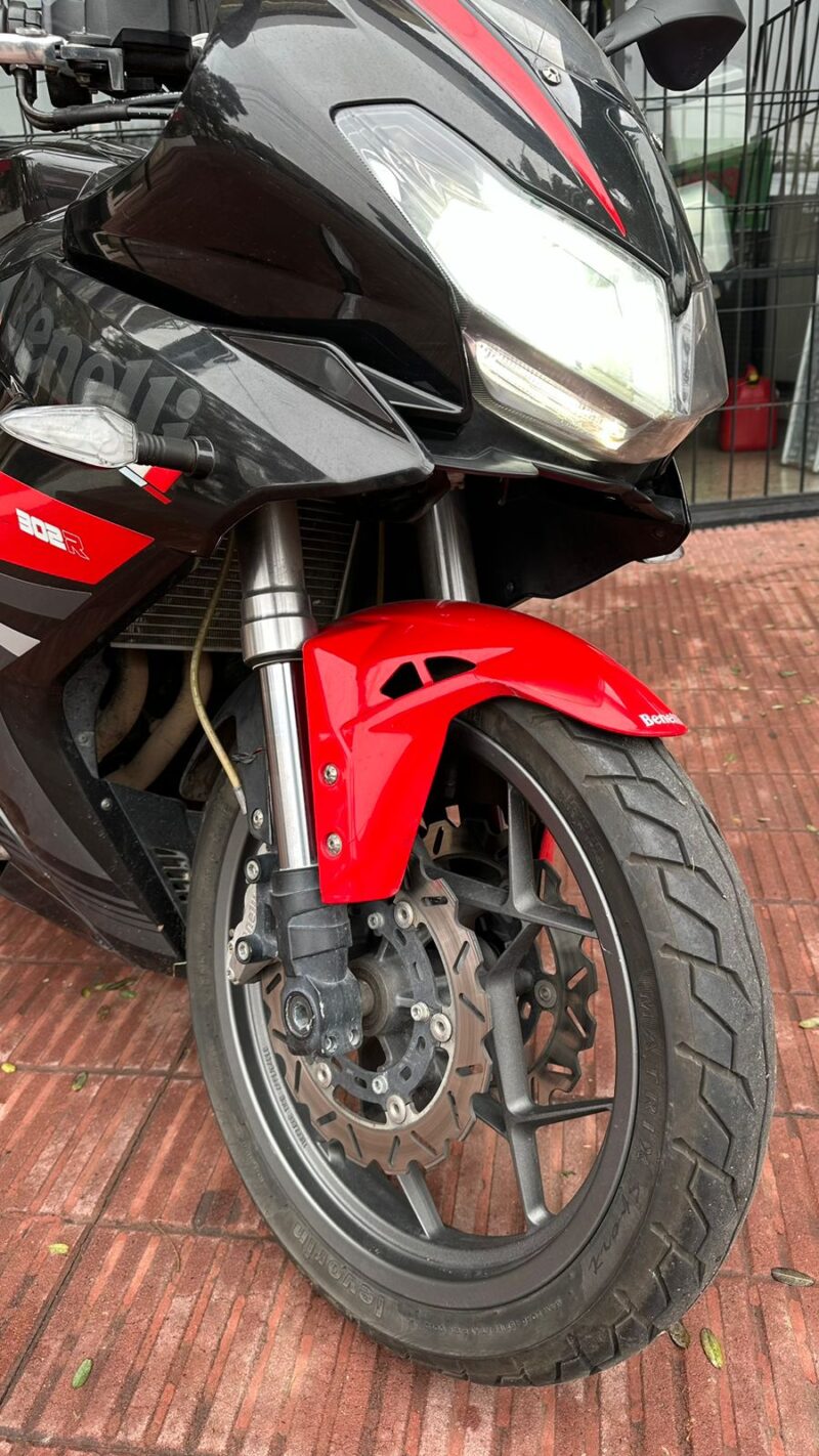 Benelli 302 R detalle rueda delantera